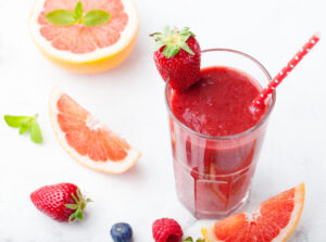 Smoothie with Grapefruit and Strawberries